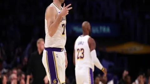 席菲诺全面爆发，投篮与罚球均高效，贡献18分5篮板，正负值+5彰显实力